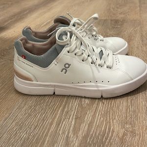 On The Roger Advantage Sneakers white/rose